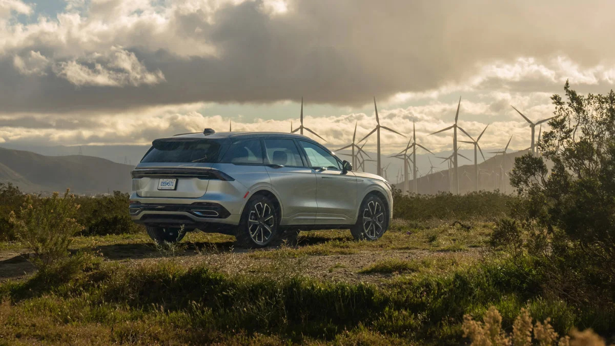 2024 Lincoln Nautilus rear amidst shrubs and windmills