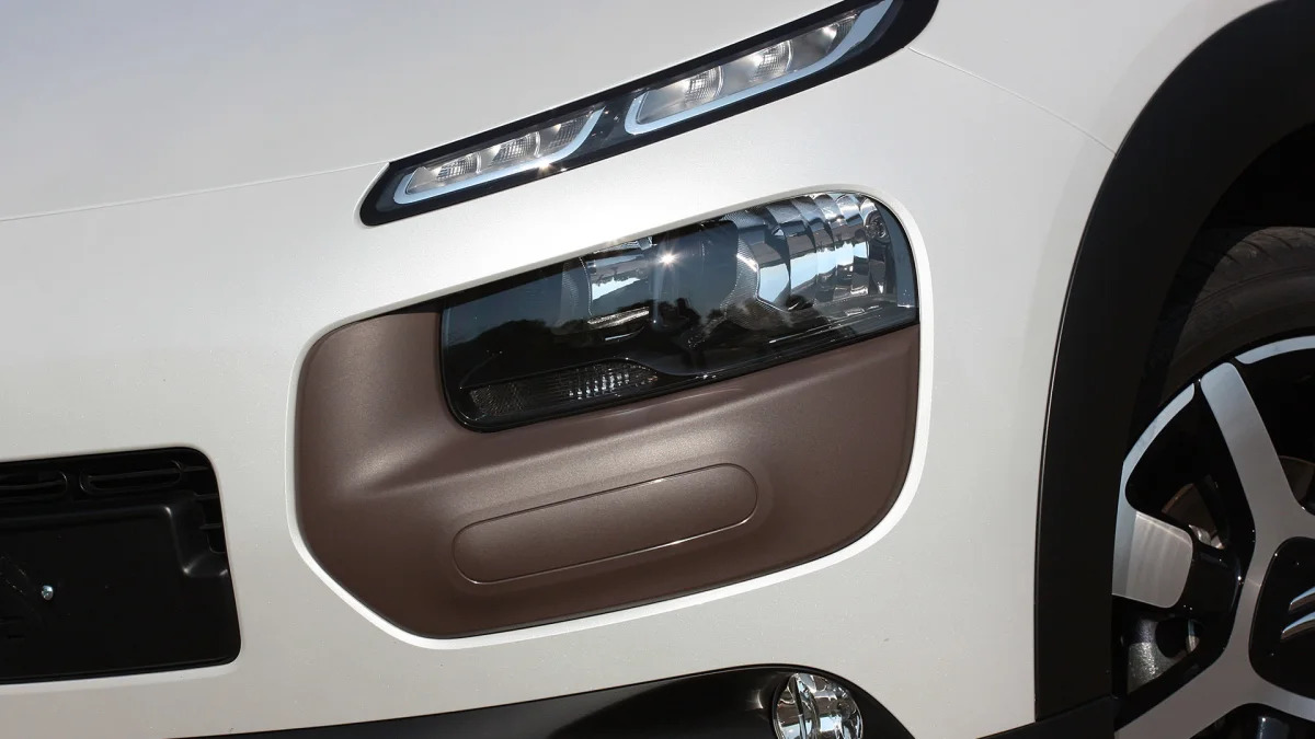 2015 Citroën C4 Cactus headlights