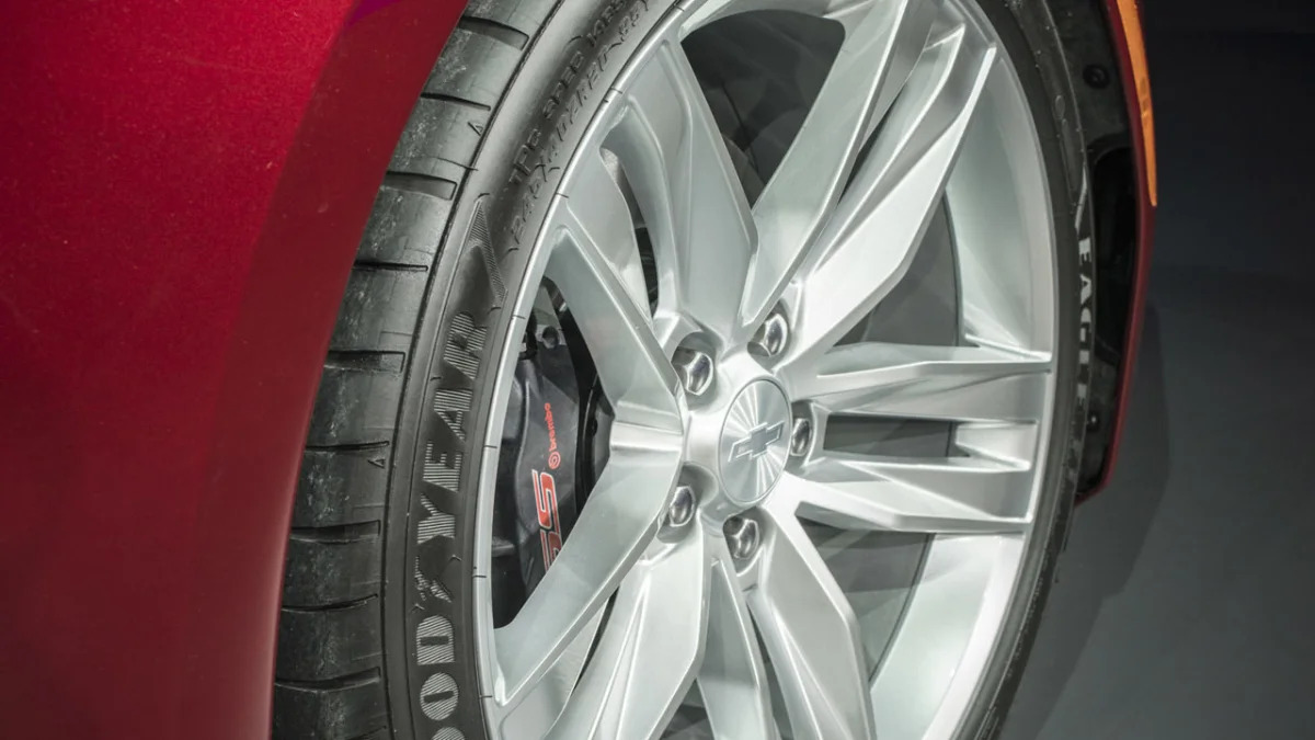 2016 chevy camaro front tires red