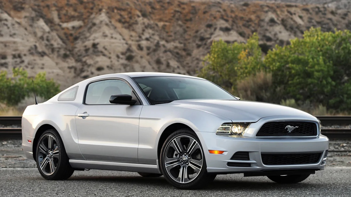 2013 Ford Mustang V6 front 3/4 view