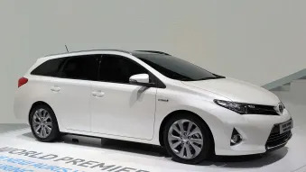 2013 Toyota Auris Hybrid: Paris 2012