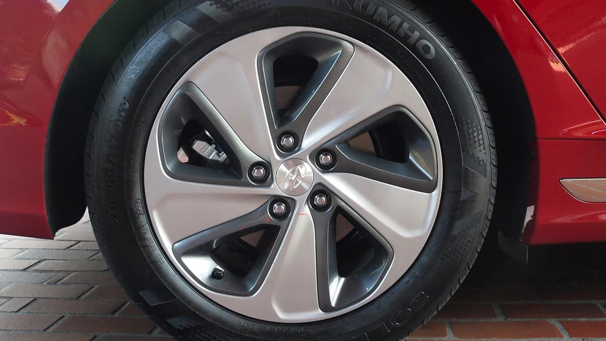 2016 Hyundai Sonata Hybrid wheel