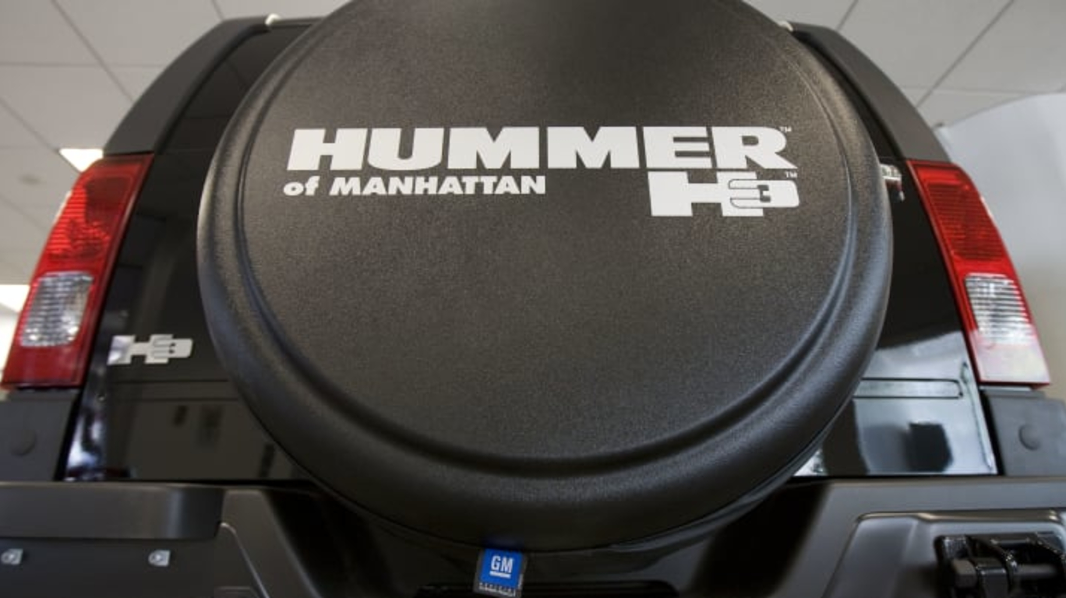 A Hummer H3 sits on display at the Hummer of Manhattan deale