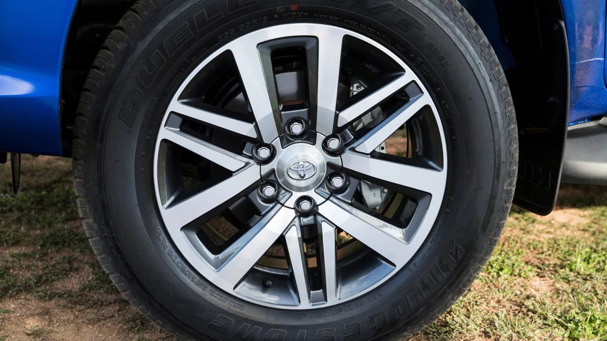2016 Toyota HiLux wheel tire