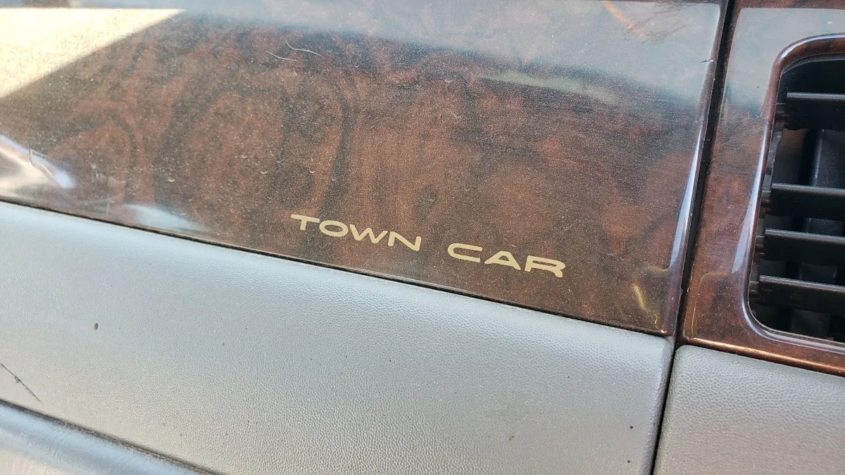 21 - 2000 Lincoln Town Car Cartier Edition in Colorado junkyard - photo by Murilee Martin