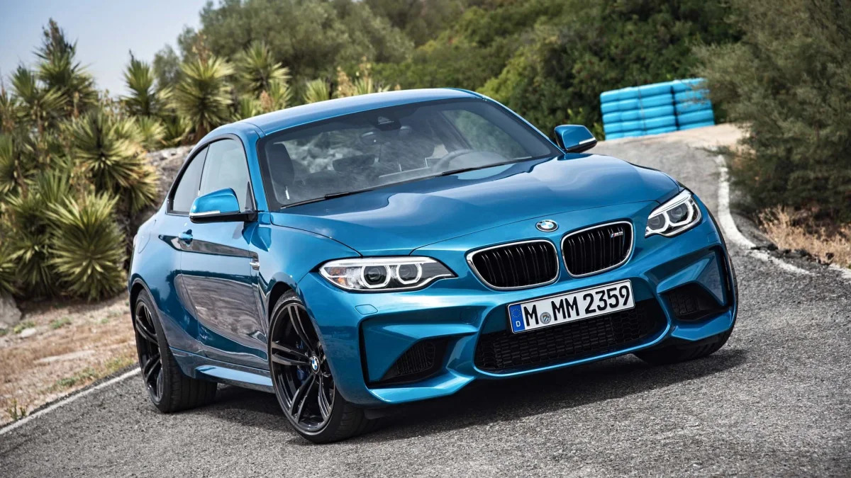 2016 BMW M2 front three-quarter view