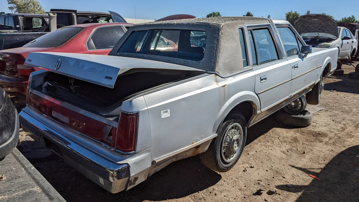 54 - 1986 Lincoln Town Car in Colorado junkyard - Photo by Murilee Martin