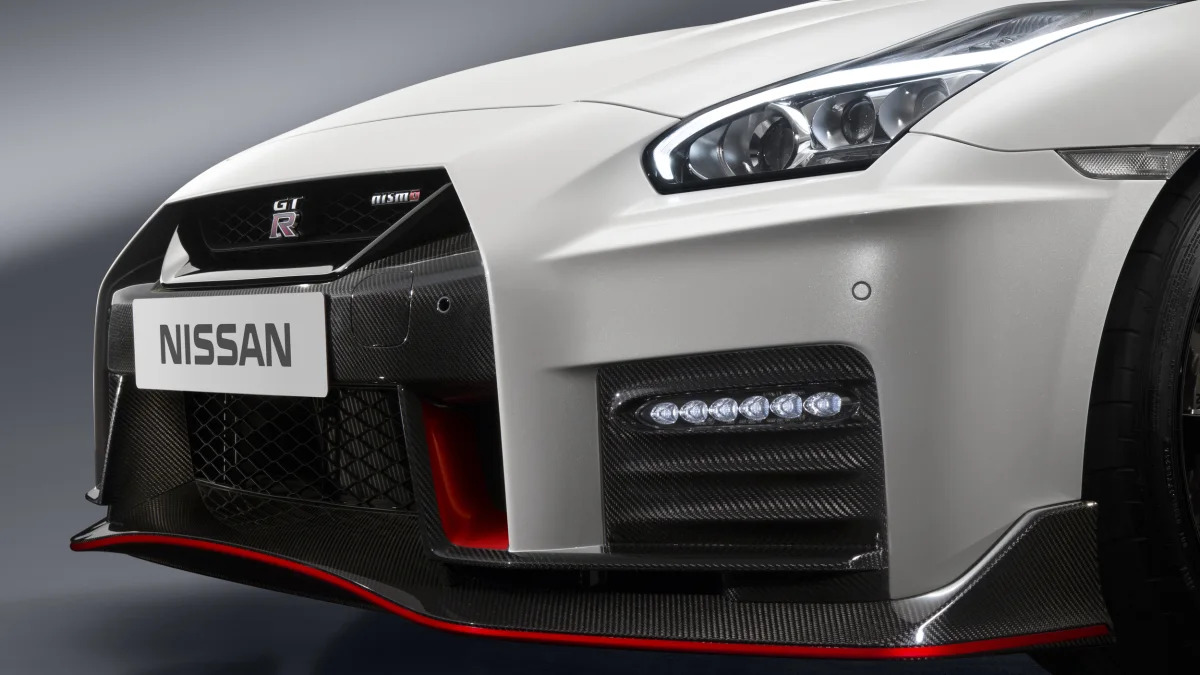 2017 nissan gt-r nismo front close