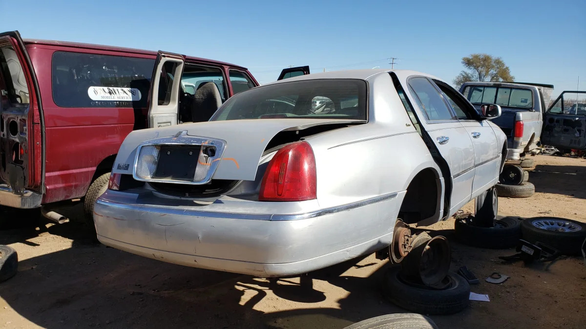 26 - 2000 Lincoln Town Car Cartier Edition in Colorado junkyard - photo by Murilee Martin