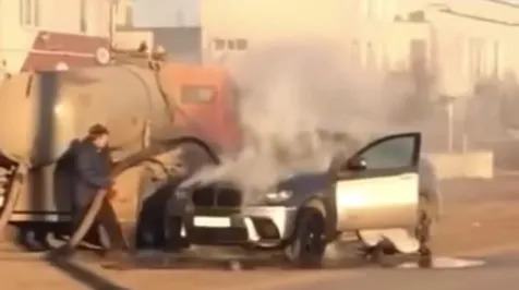 <h6><u>Russian's flaming BMW doused by poo truck</u></h6>