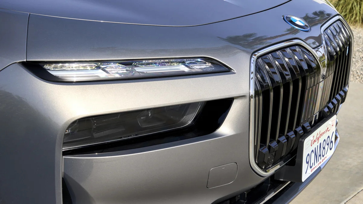BMW i7 xDrive Oxid Grey Luxury front detail
