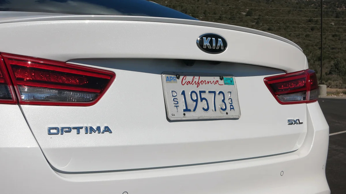 2016 Kia Optima 2.0T rear details