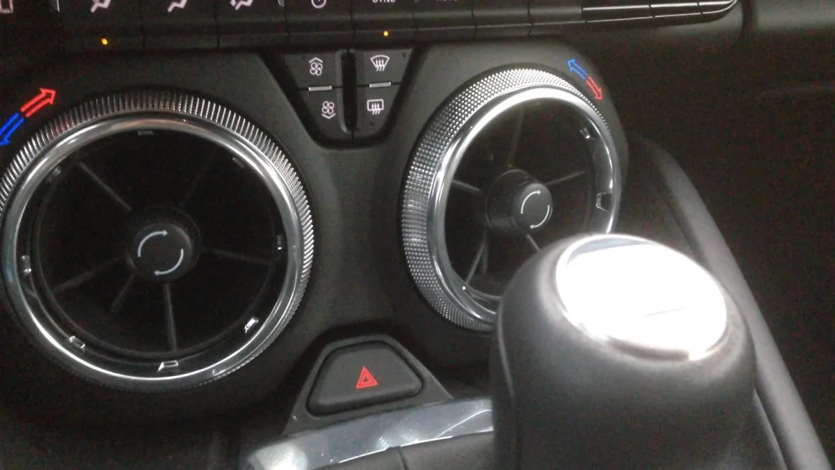 2016 Chevy Camaro Twisting Vents | Autoblog Short Cuts