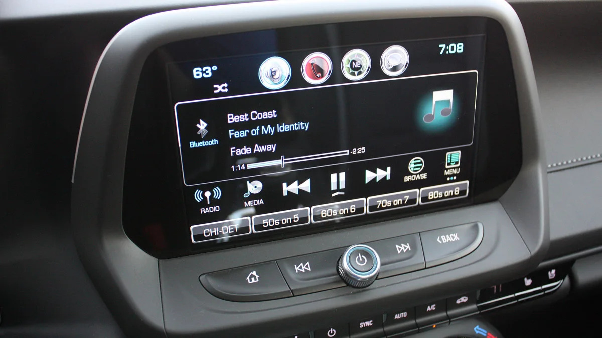 2016 Chevrolet Camaro infotainment system