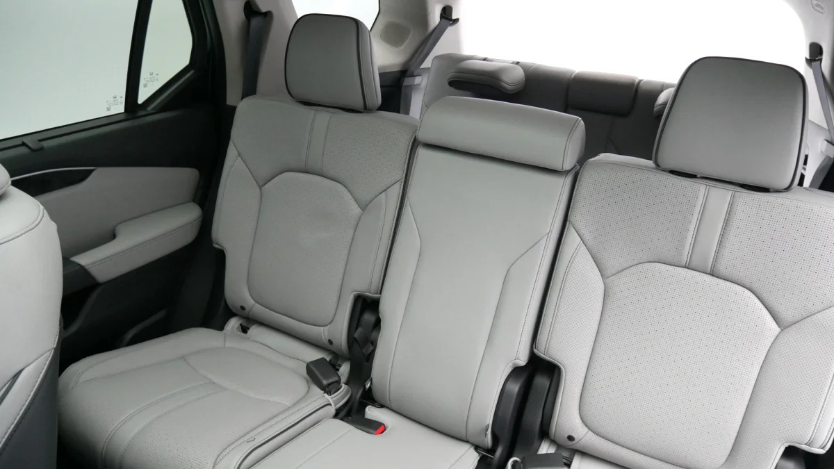 2023 Honda Pilot Elite middle seat from front