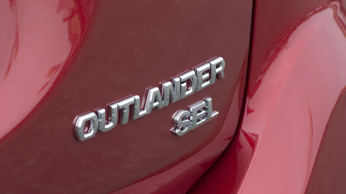 2016 Mitsubishi Outlander badge