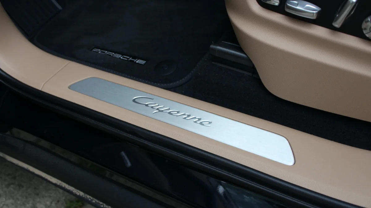 2021 Porsche Cayenne E-Hybrid sill platee