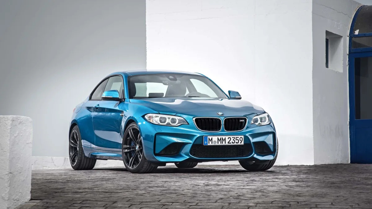 2016 BMW M2 static front three-quarter