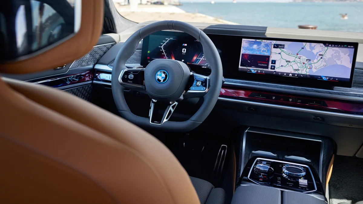BMW i7 M70 steering wheel
