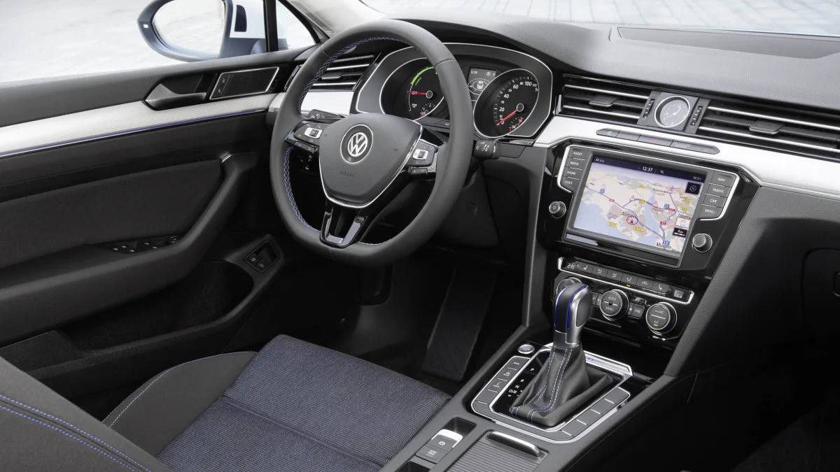 Volkswagen Passat GTE cockpit