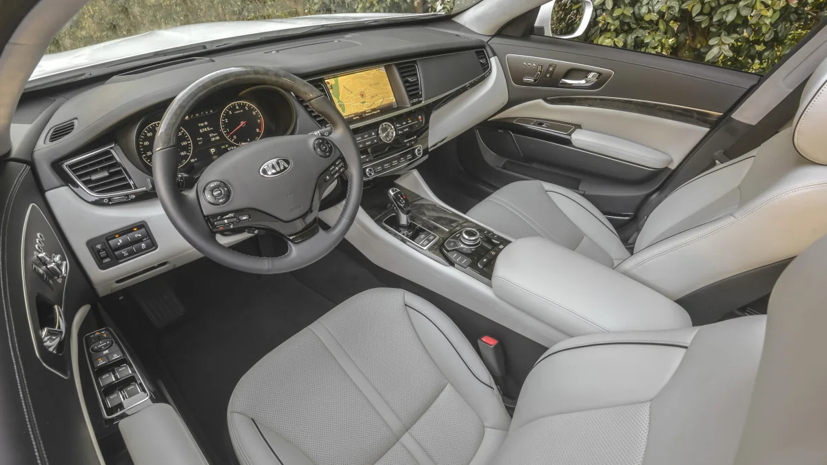 2016 Kia K900 interior