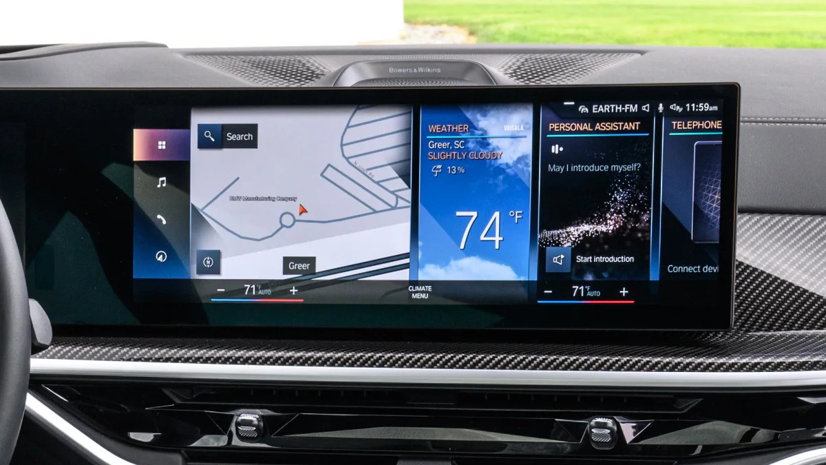 BMW X7 M60i iDrive8 touchscreen