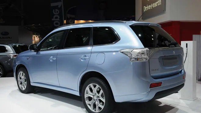 Mitsubishi Outlander PHEV is world's first production plug-in