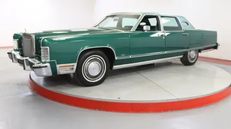 <h6><u>This 1977 Lincoln Continental Town Car is very green</u></h6>