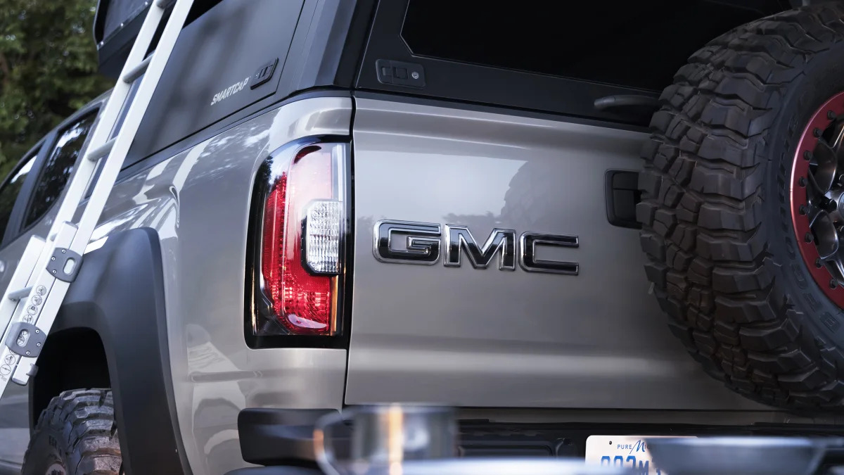 GMC Canyon AT4 OVRLANDX Off-Road Concept