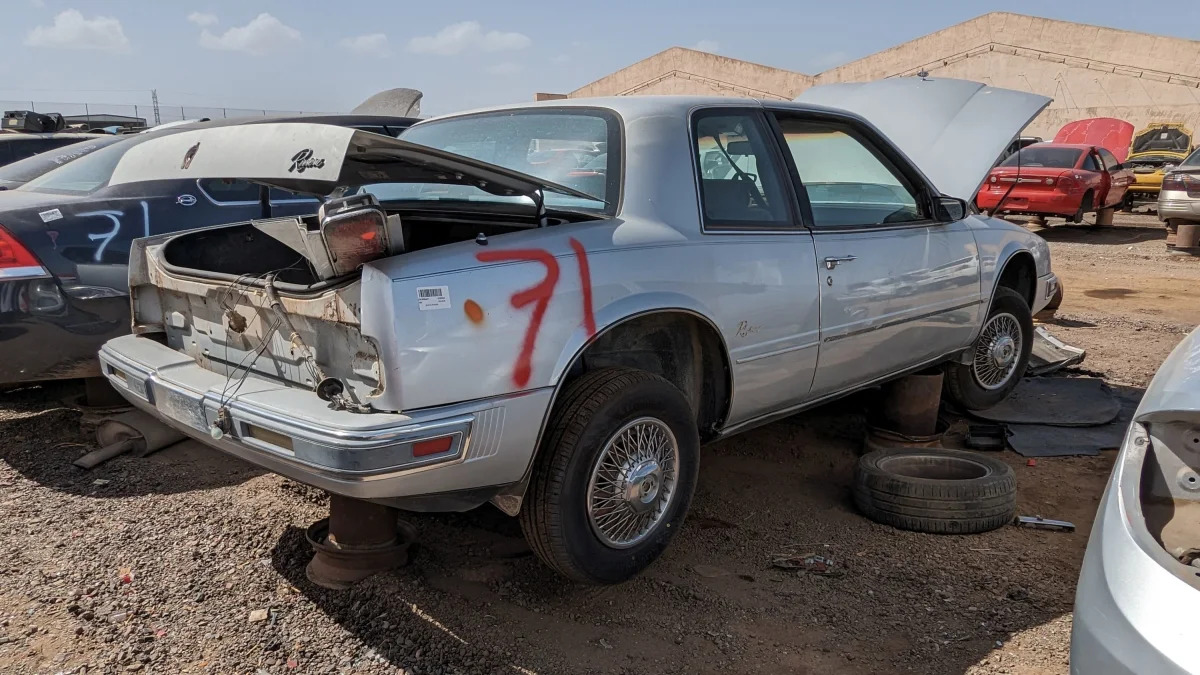 31 - 1986 Buick Riviera in Arizona junkyard - photo by Murilee Martin