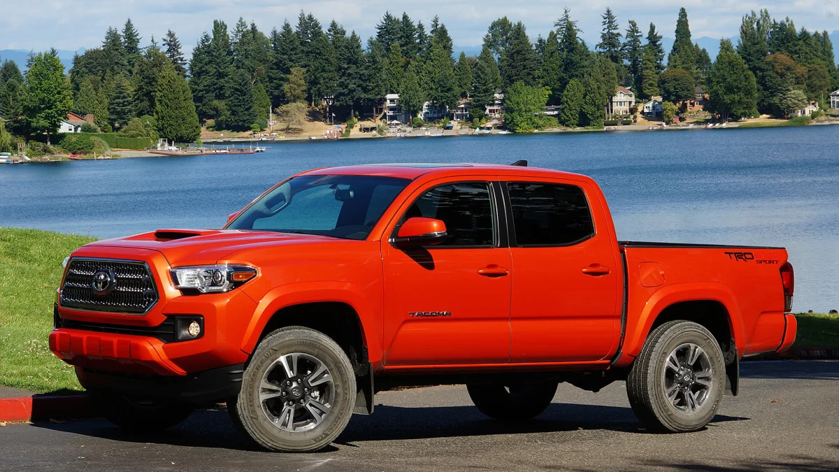 2016 Toyota Tacoma TRD Sport 4x4 front 3/4 view