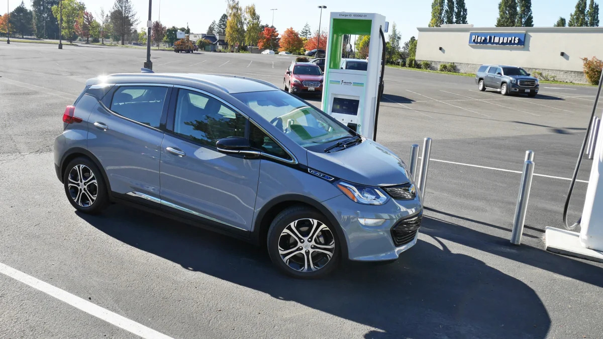 chevy-bolt-int-charge-1