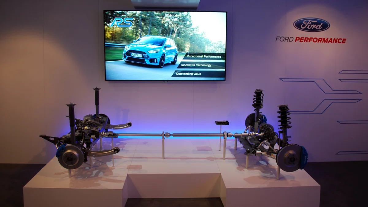 2016 Ford Focus RS drivetrain display