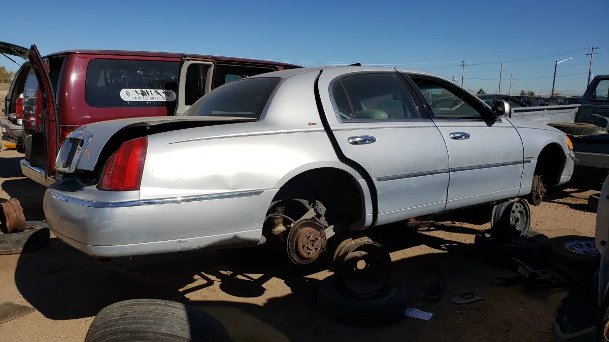 23 - 2000 Lincoln Town Car Cartier Edition in Colorado junkyard - photo by Murilee Martin
