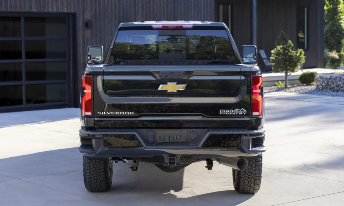 GM recalls over 323,000 HD pickups because tailgates can open unexpectedly  - Autoblog