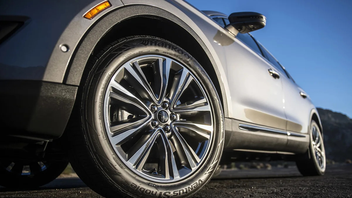 2016 Lincoln MKX wheel