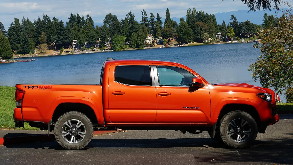 2016 Toyota Tacoma TRD Sport 4x4 side view