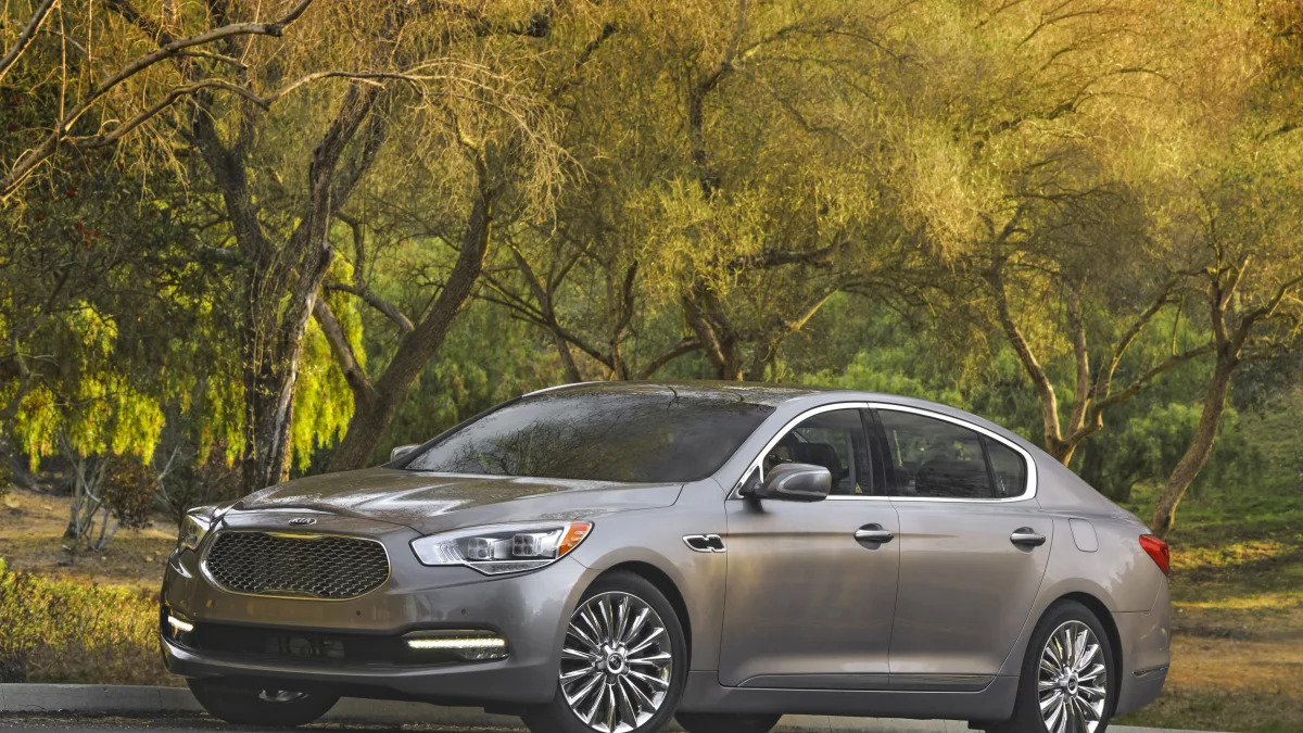 2016 Kia K900 front 3/4 static country