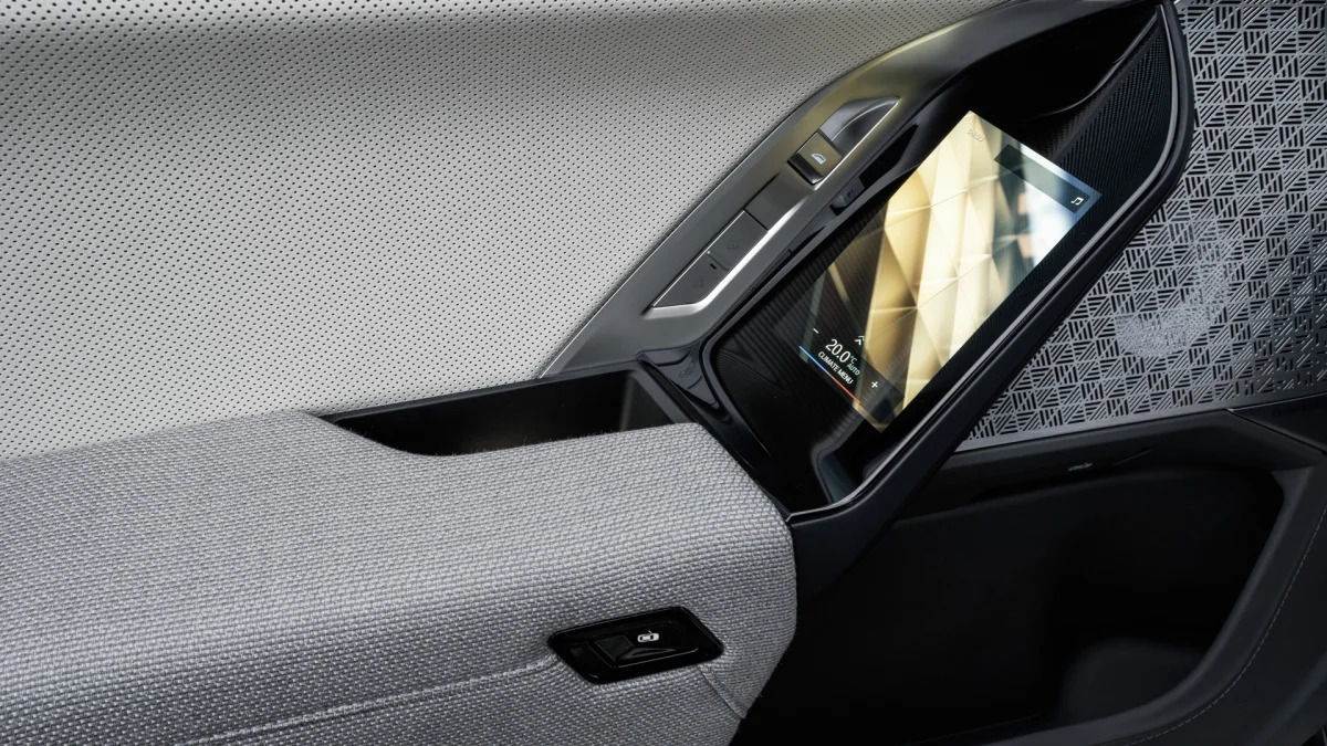 BMW i7 xDrive Oxid Grey door touchscreen
