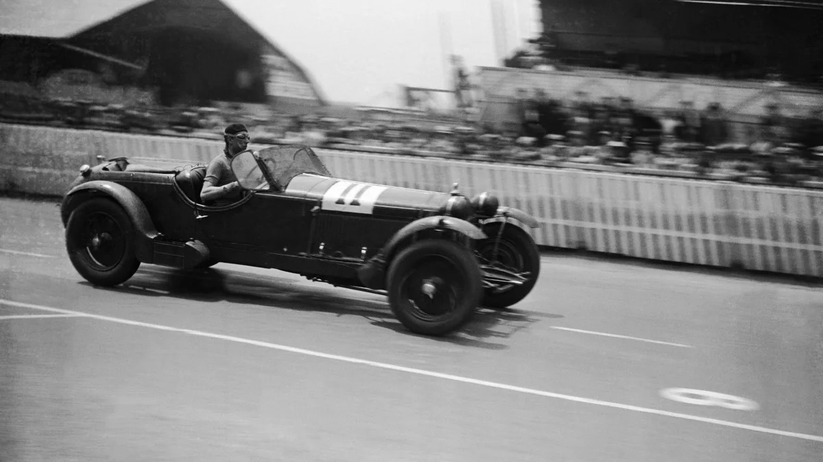 A Alfa Romeo 8C On The Circuit Of 24 Hours Of Le Mans En 1933