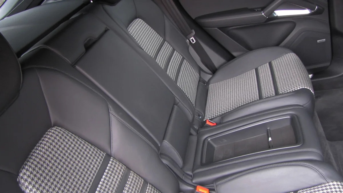 2020 Porsche Cayenne Coupe Turbo S E-Hybrid back seat middle