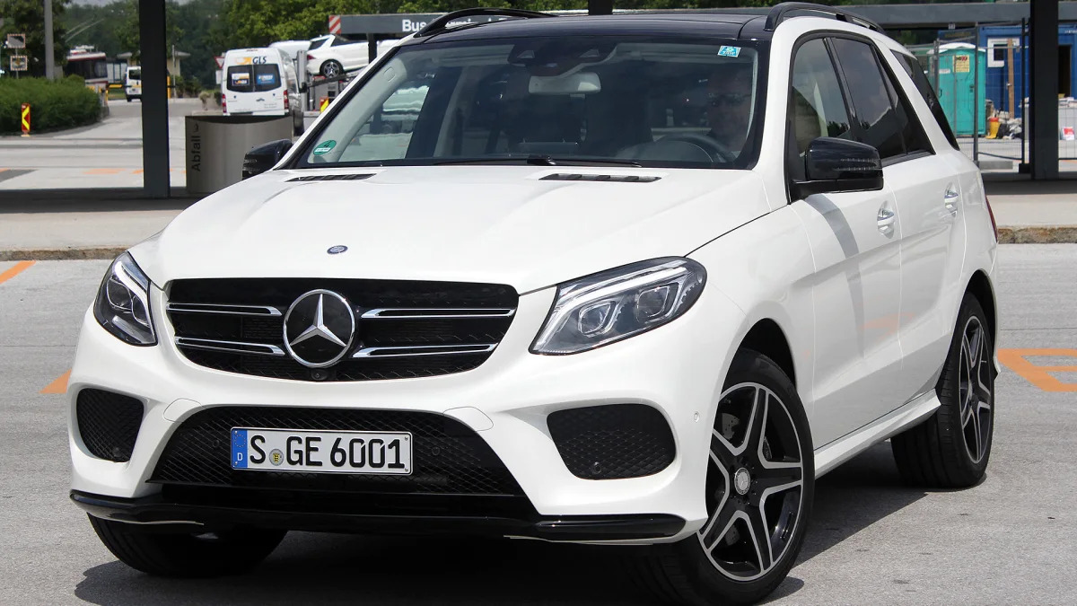 2016 Mercedes-Benz GLE front 3/4 view