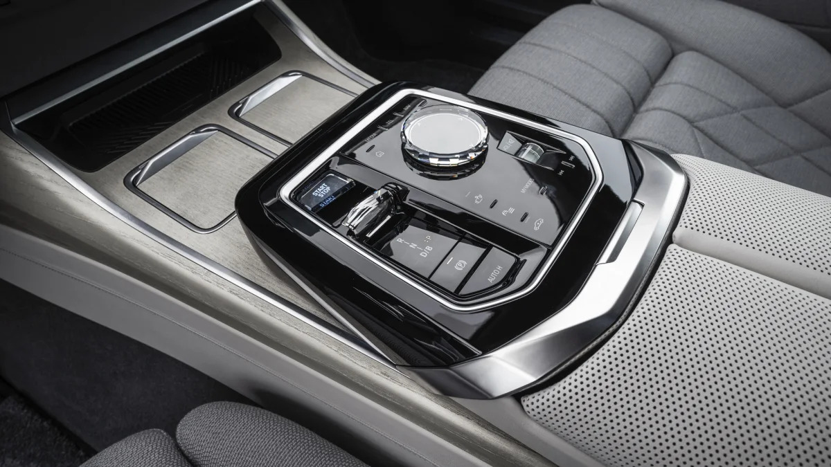 BMW i7 xDrive Oxid Grey center console