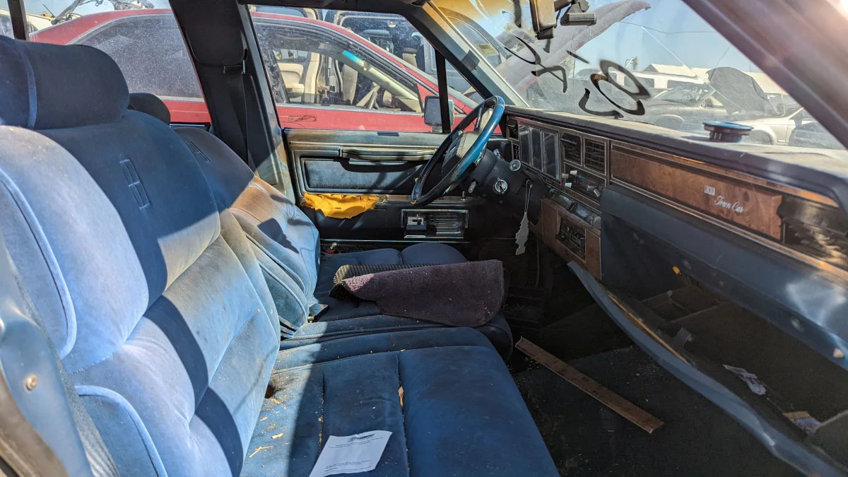 52 - 1986 Lincoln Town Car in Colorado junkyard - Photo by Murilee Martin