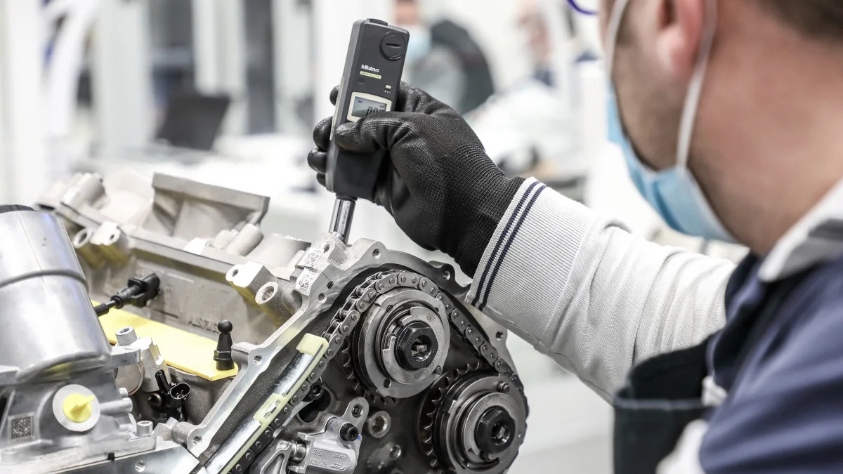 19_Maserati_Nettuno_Engine_Lab_The timing system is checked