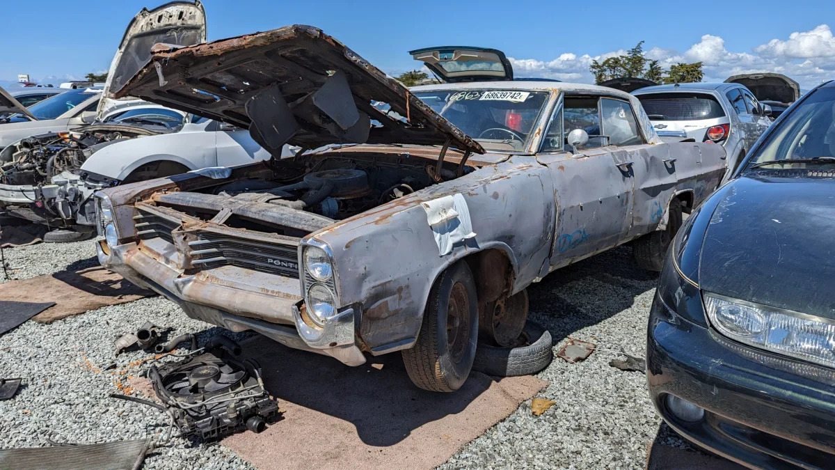 99 - 1964 Pontiac Catalina in California junkyard - photo by Murilee Martin