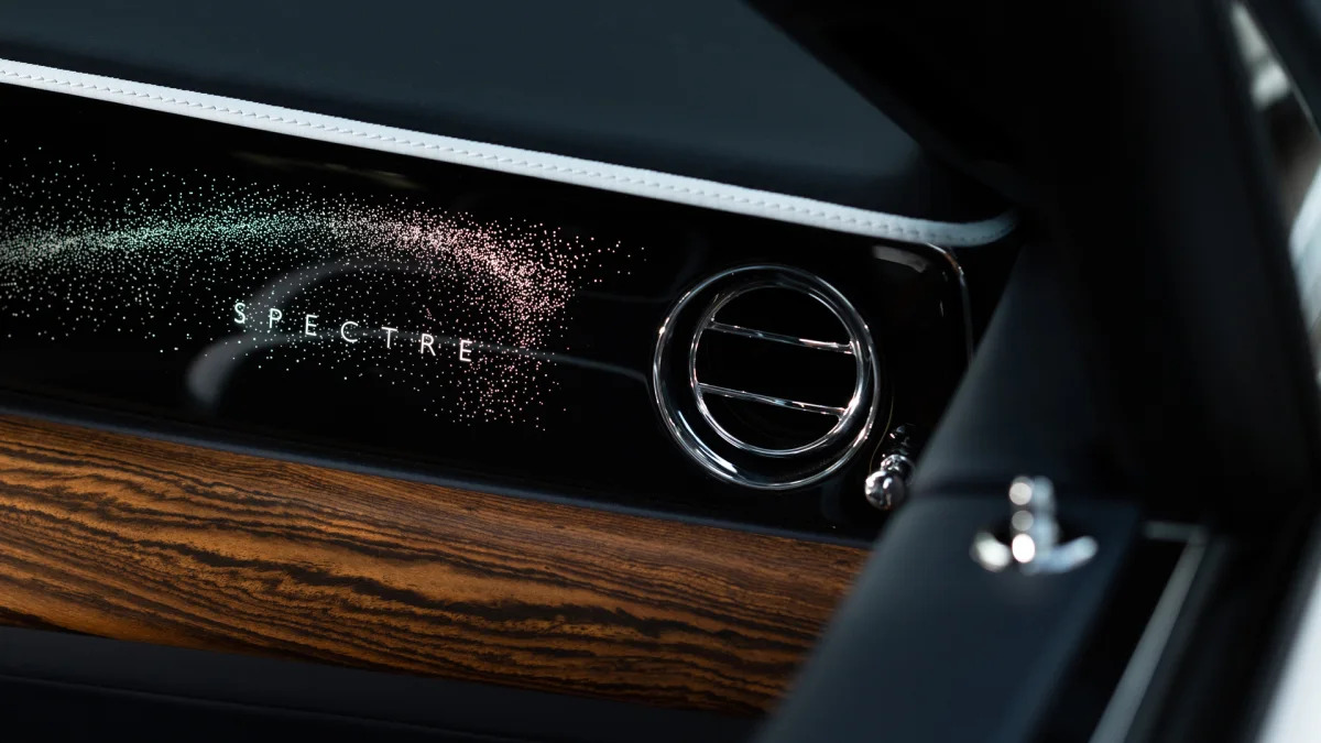 Rolls-Royce Spectre dash trim with wood