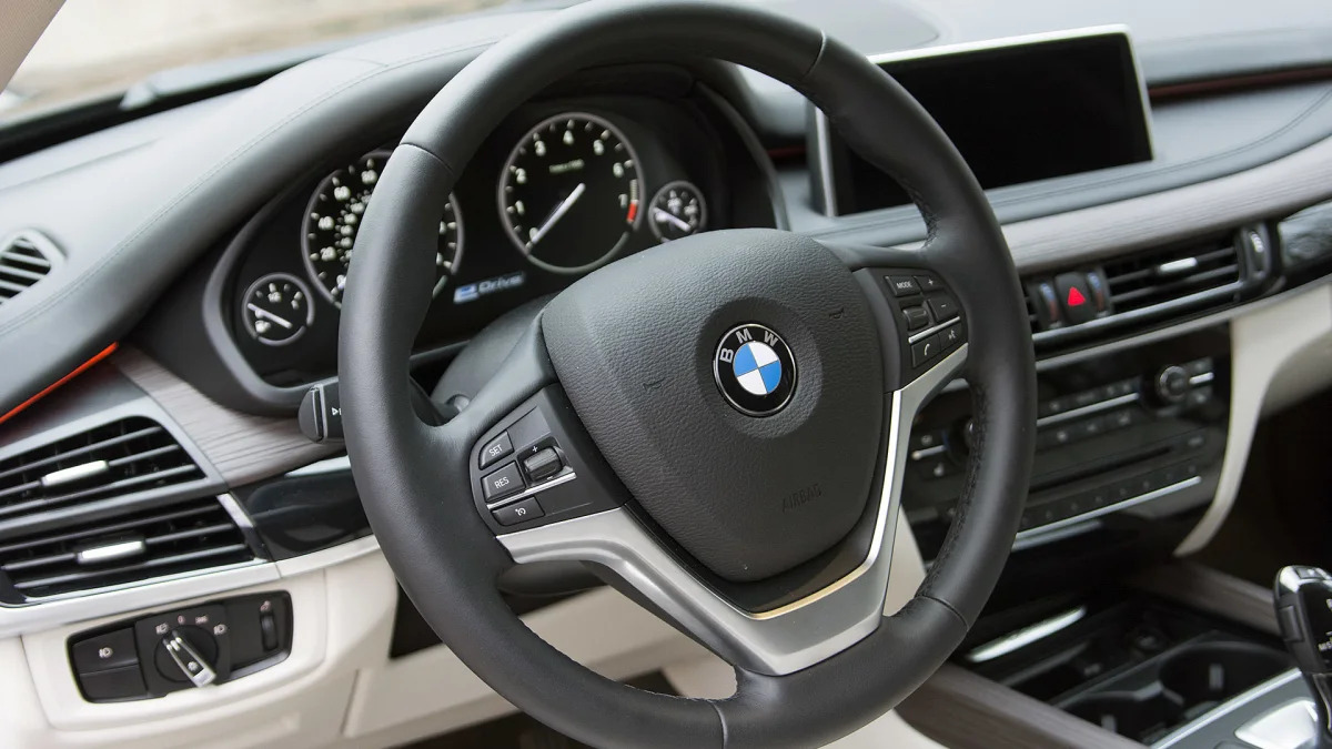2016 BMW X5 xDrive40e steering wheel
