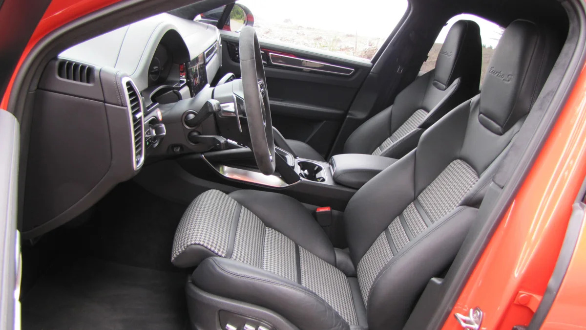 2020 Porsche Cayenne Coupe Turbo S E-Hybrid front seats