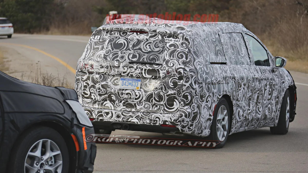 2017 chrysler town and country rear shape